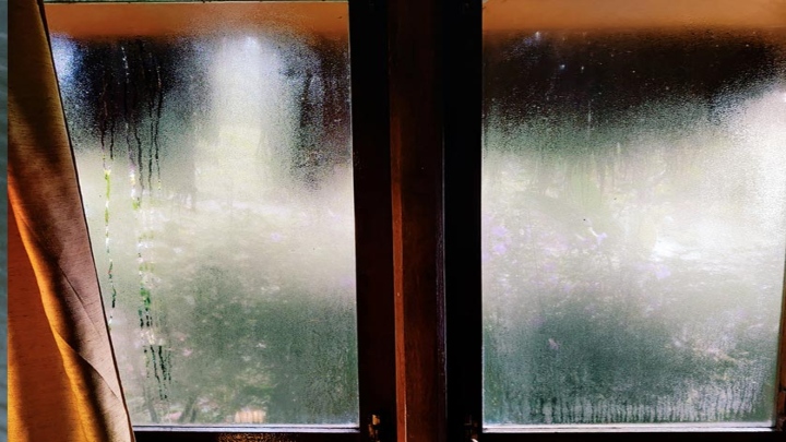 پدیده بخار کردن شیشه؛ چرا پنجره‌ها از داخل بخار می‌کنند؟؛ چرا پنجره خانه بخار می‌کند؟
