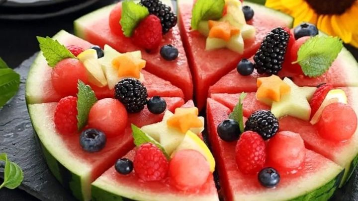 هندوانه را تزئین کنید و در میز قرار دهید