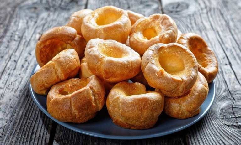 پودینگ یورکشایر؛ دسر سنتی کریسمس انگلیسی برای میز شام