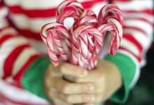 طرز تهیه آبنبات عصایی کریسمس؛ ساده و خوشمزه