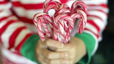 طرز تهیه آبنبات عصایی کریسمس؛ ساده و خوشمزه