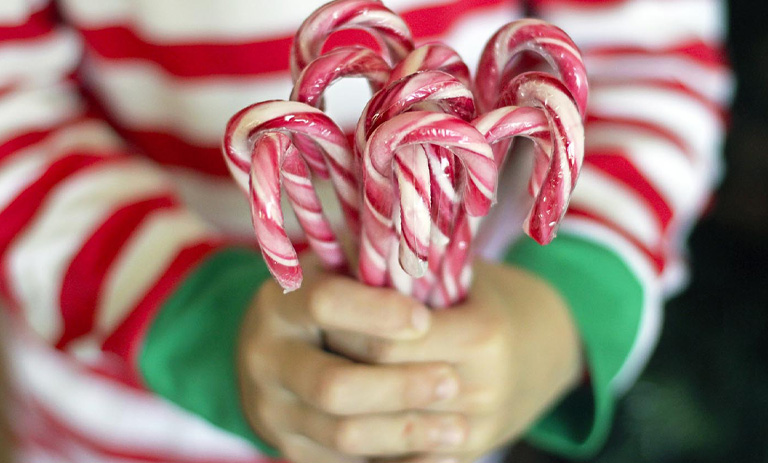 طرز تهیه آبنبات عصایی کریسمس؛ ساده و خوشمزه