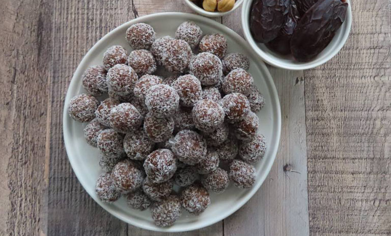 توپک خرما پروتئینی برای بچهها و ورزشکاران؛ سالم و بدون شکر افزوده