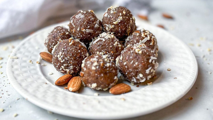 نکات و فوتوفن های طرز تهیه توپک خرما پروتئینی نکات و فوتوفن های طرز تهیه توپک خرما پروتئینی