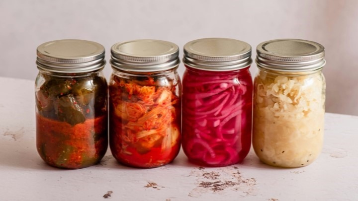 چه غذاهایی نباید در ظروف پلاستیکی نگهداری شوند؟