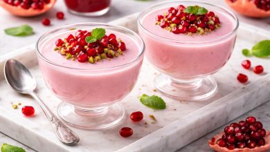 طرز تهیه فرنی انار؛ دسر خوشمزه یلدایی با ایده تزیین