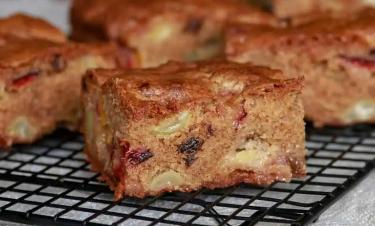 طرز تهیه کیک میوه‌ای با میوه‌های فصل؛ خوشمزه و آسان