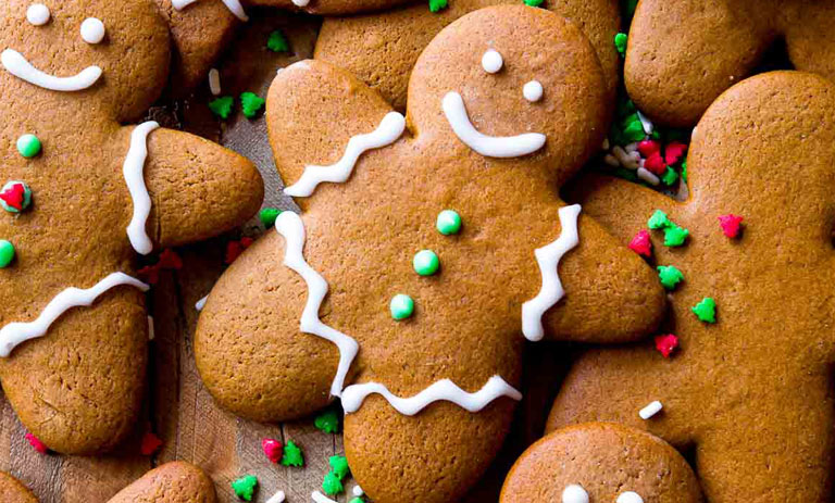 طرز تهیه کوکی زنجبیلی کریسمسی در طرح‌ها و تزیینات مختلف