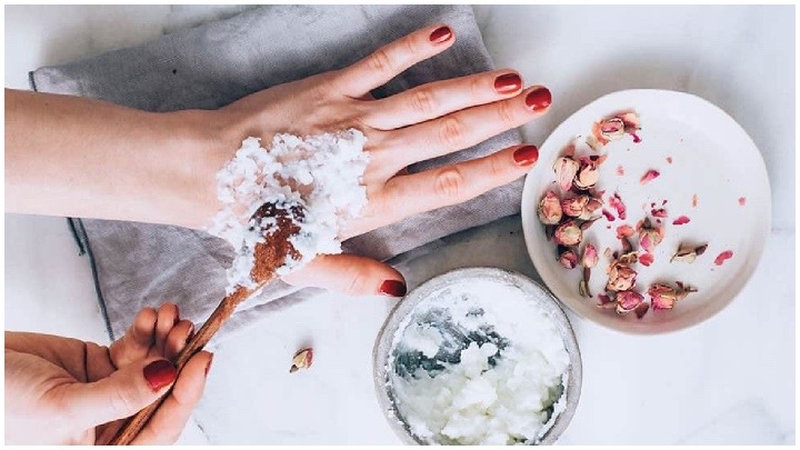 روشن کردن پوست دست با ماست روشن کردن پوست دست با ماست