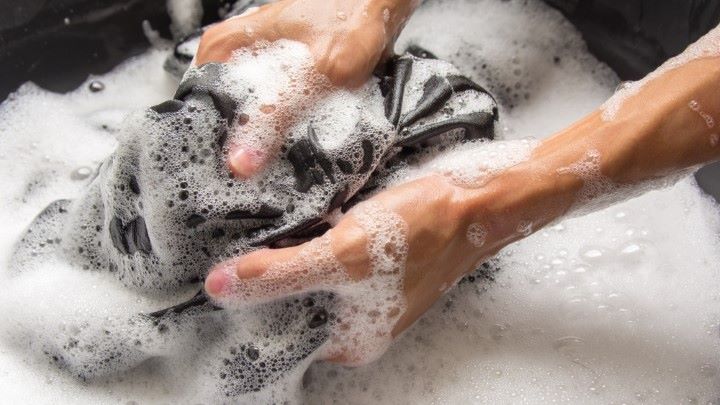 روش صحیح شستن هودی با دست روش صحیح شستن هودی با دست