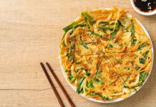 پنکیک پیازچه کره‌ای (پاجئون)+ سس مخصوص ۵ دقیقه‌ای