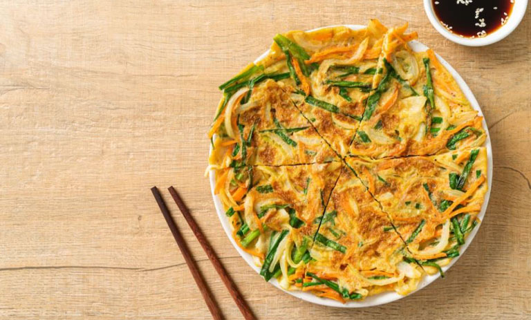 پنکیک پیازچه کره‌ای (پاجئون)+ سس مخصوص ۵ دقیقه‌ای