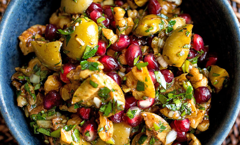 طرز تهیه سالاد انار و زیتون؛ مخصوص شب یلدا