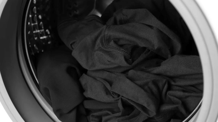 روش شستشوی صحیح لباس‌های تیره برای افزایش عمر مفید آن‌ها