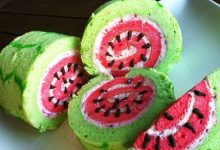 طرز تهیه کیک رولت هندوانه‌ای؛ ایده‌ای نوین برای سفره شب چله