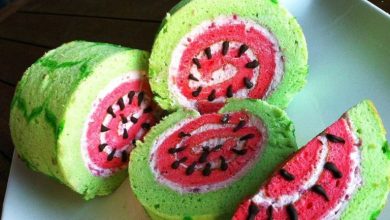 طرز تهیه کیک رولت هندوانه‌ای؛ ایده‌ای نوین برای سفره شب چله