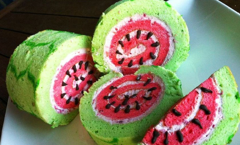 طرز تهیه کیک رولت هندوانهای؛ ایدهای نوین برای سفره شب چله