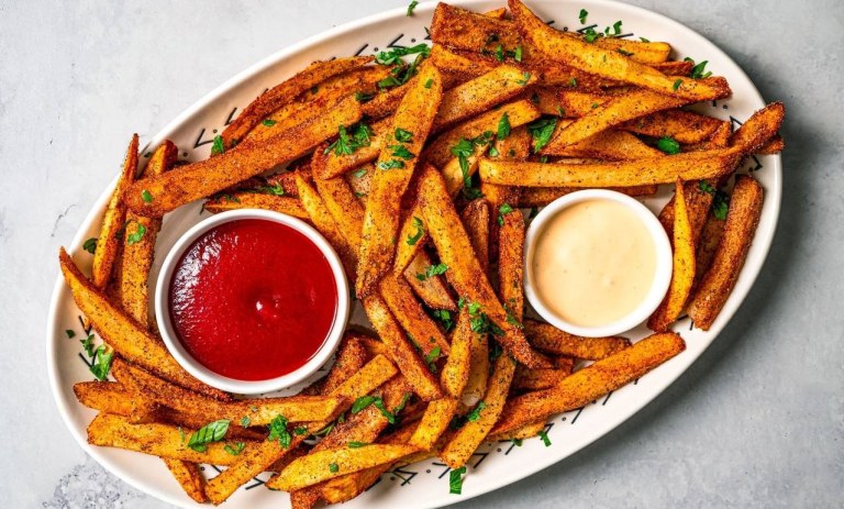 طرز تهیه 10 ادویه مخصوص مزهدار کردن سیبزمینی سرخکرده (از رستورانی تا تند)