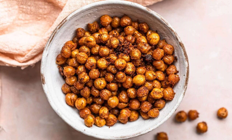 طرز تهیه نخود برشته سالم و خانگی؛ جایگزین مناسب چیپس