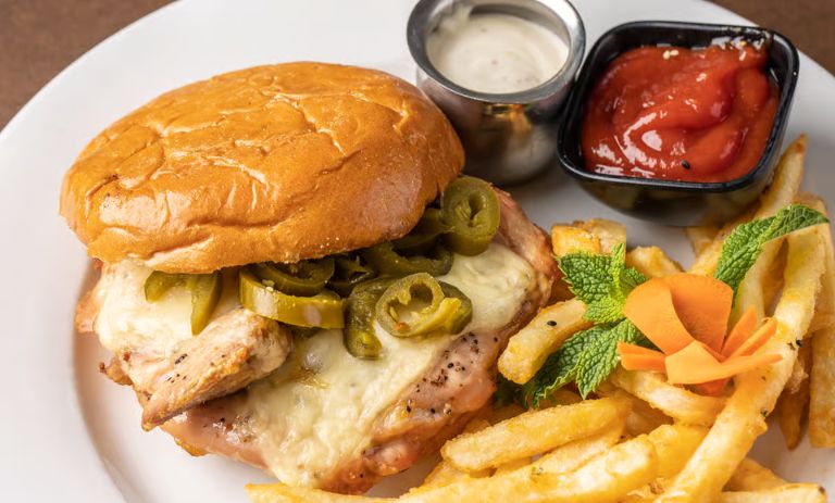 نکات و فوت‌وفن های طرز تهیه ساندویچ مرغ هالوپینو خانگی