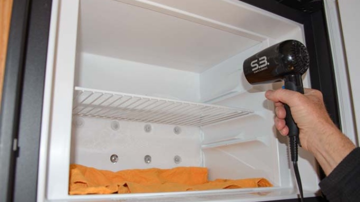 از بین بردن برفک یخچال با حرارت سشوار از بین بردن برفک یخچال با حرارت سشوار