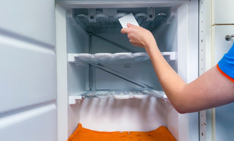 روش فوری برای آب کردن برفک یخچال در کمترین زمان