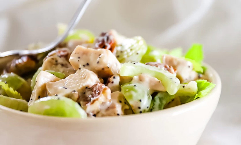 سالاد مرغ و کرفس؛ یک وعده رژیمی+ سس مخصوص