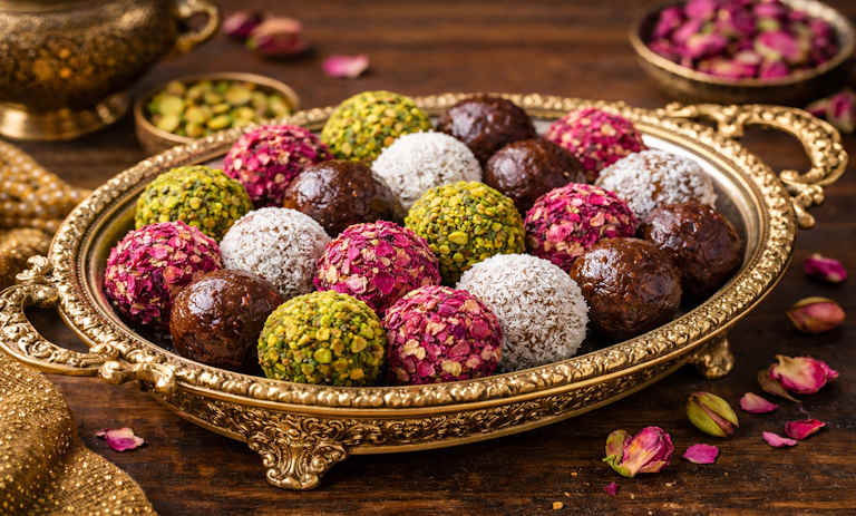 طرز تهیه توپک خرما در طعم‌های مختلف؛ سالم و مقوی