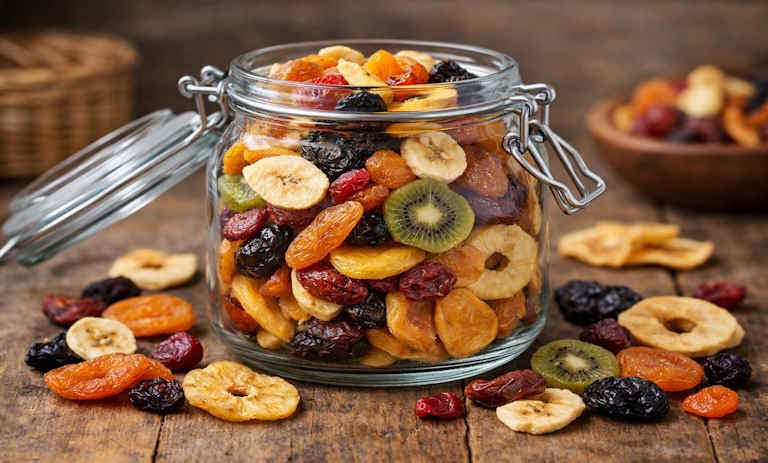 8 ترفند برای جلوگیری از چسبیدن میوه‌های خشک به هم