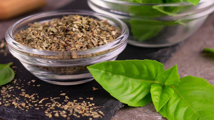 طرز تهیه املت سبزیجات با ریحان خشک