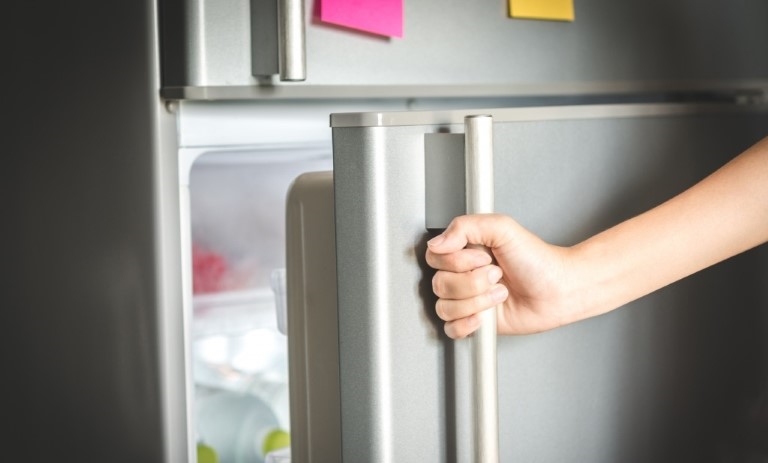عواقب خطرناک باز ماندن درب یخچال + راه‌های ساده پیشگیری