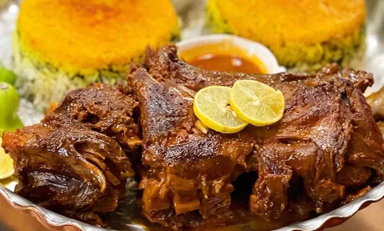 طرز پخت گردن گوسفندی به روش پسران کریم؛ نکات گرفتن بوی زهم آن