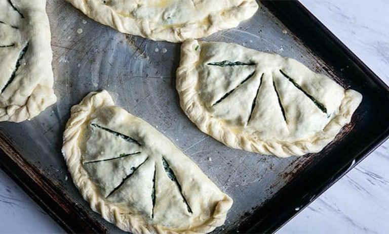 طرز تهیه پیراشکی اسفناج؛ یک میان‌وعده سالم و مقوی