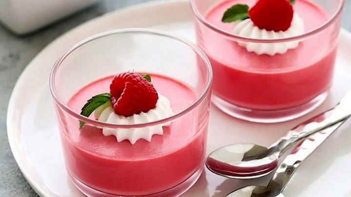 طرز تهیه ژله توت فرنگی با شیر