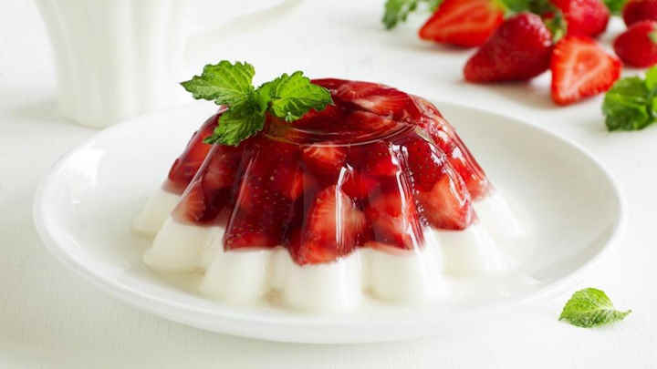 طرز تهیه ژله توت فرنگی با بستنی وانیلی