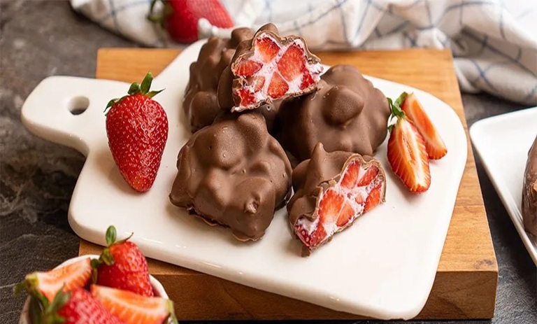 طرز تهیه اسنک ماست و توت فرنگی برای عصرانه