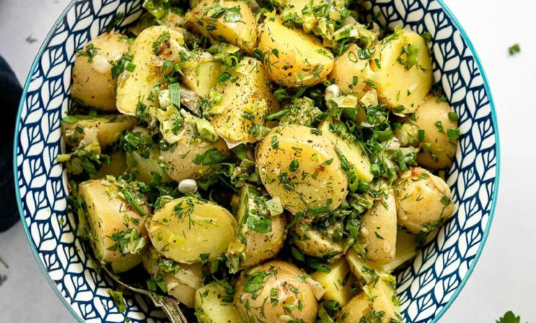 طرز تهیه سالاد سیب زمینی و تره فرنگی