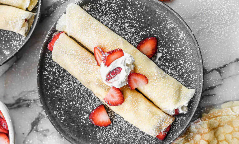 طرز تهیه کرپ توت فرنگی خامه برای صبحانه