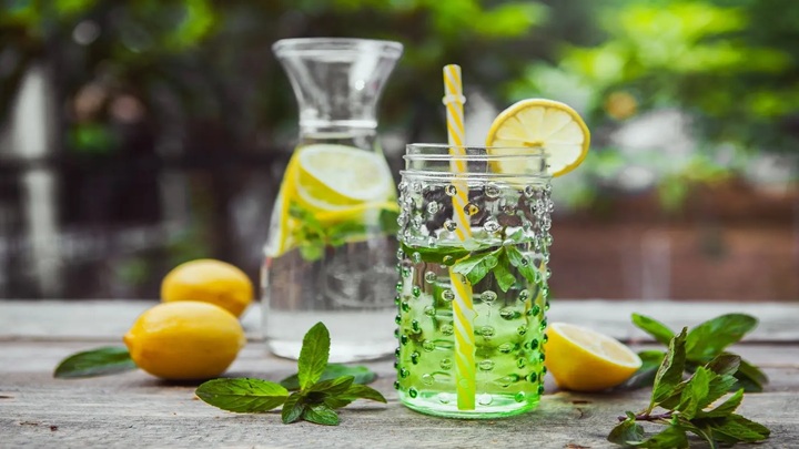 نکات و فوت‌وفن‌ های طرز تهیه دتاکس واتر خیار و لیمو با نعنا