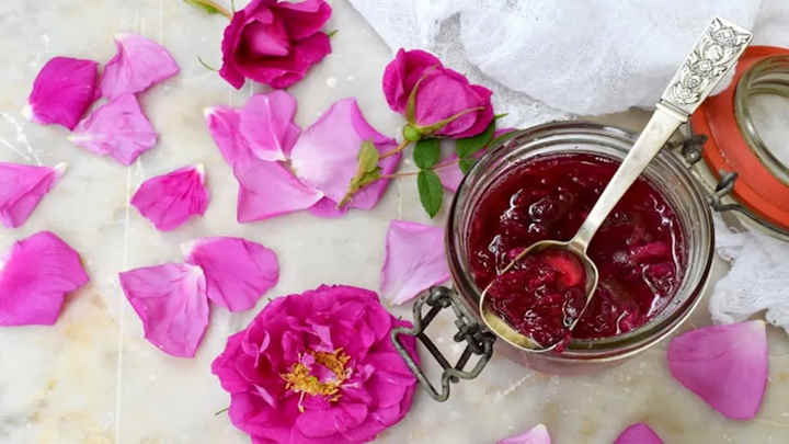 طرز تهیه مربای گل قند با عسل