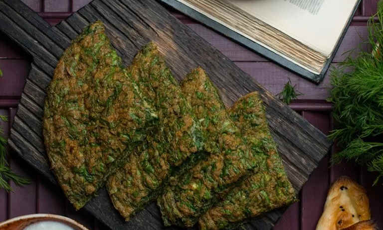 طرز تهیه کوکوی تره فرنگی و پیازچه؛ شام سبک و سریع