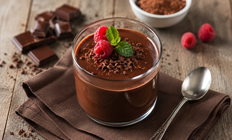طرز تهیه پودینگ شکلاتی پروتئینی با تخم مرغ آبپز؛ ساده و خوشمزه