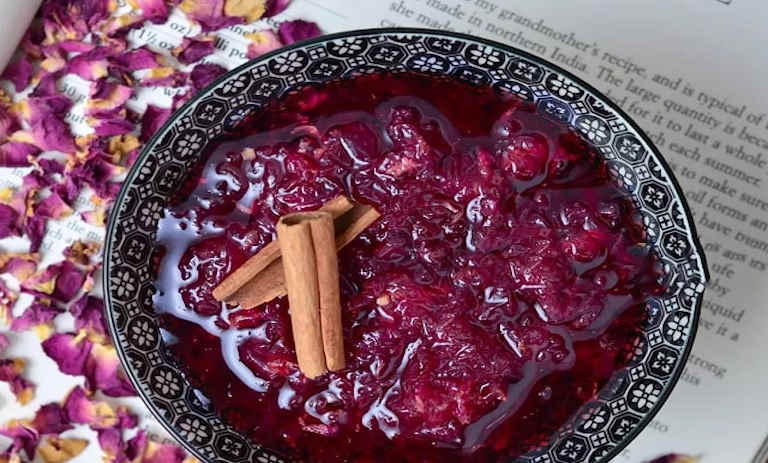 طرز تهیه مربای گل محمدی خشک و تازه با گردو+ نکات شکرک نزدن