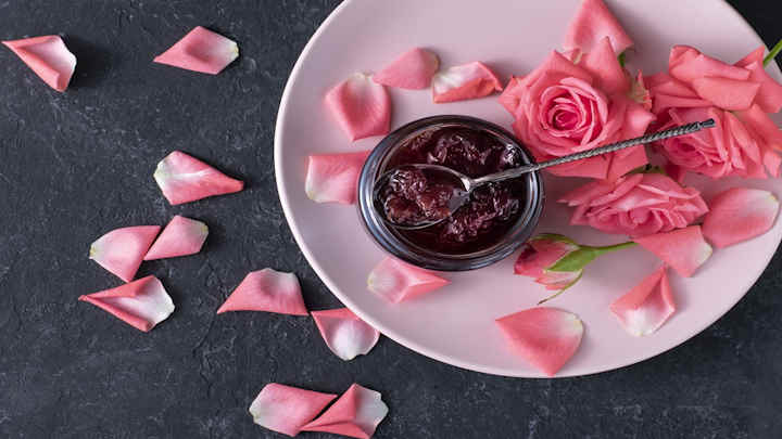 طرز تهیه مربای گل محمدی خشک با عسل