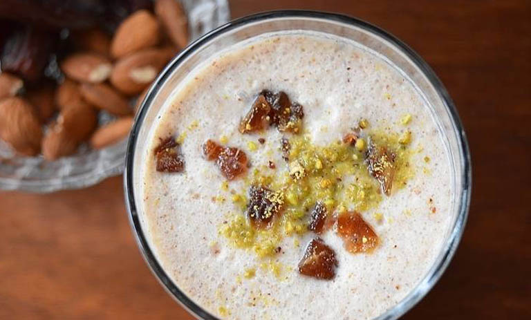 طرز تهیه میلک شیک خرما و نارگیل؛ نوشیدنی مقوی در ۵ دقیقه
