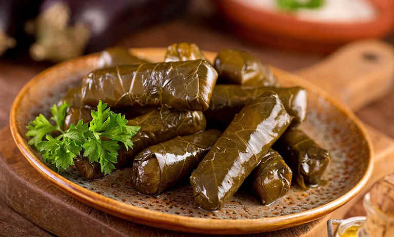 طرز تهیه دلمه برگ مو با تن ماهی؛ ترکیبی جدید و خوشمزه
