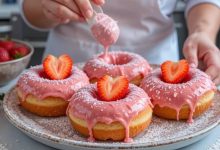 طرز تهیه دونات توت فرنگی؛ خوشمزه با پنیر لبنه