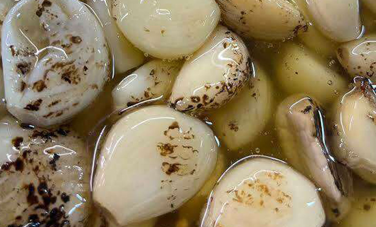 طرز تهیه ترشی سیر کبابی؛ چاشنی خوشمزه کنار غذا