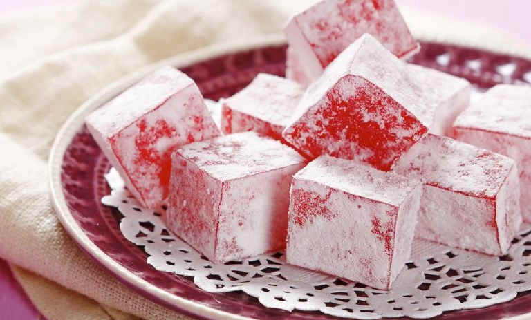 طرز تهیه لوکوم توت فرنگی خانگی به روش ترکیه‌ای