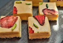 طرز تهیه اسلایس تافی توت فرنگی؛ تنقلات خوشمزه